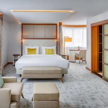 מלון Kempinski Corvinus 5*