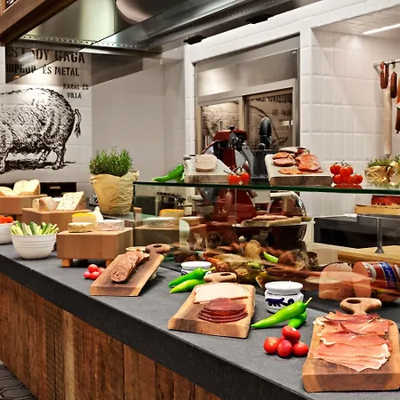 Kempinski Corvinus מלון 5*